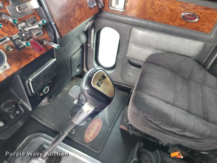 image for item IH9463 2000 Peterbilt 379 semi truck