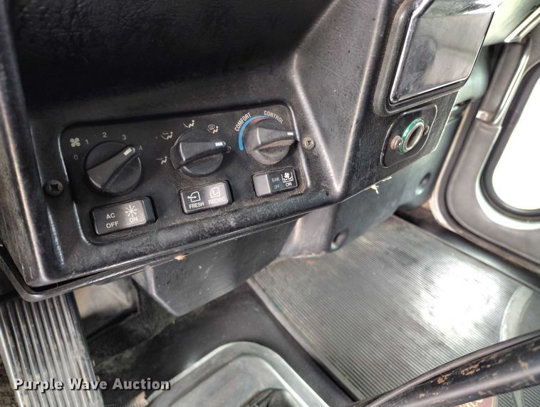 image for item IH9463 2000 Peterbilt 379 semi truck