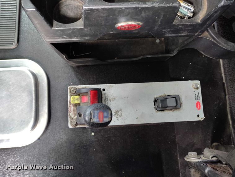 image for item IH9463 2000 Peterbilt 379 semi truck