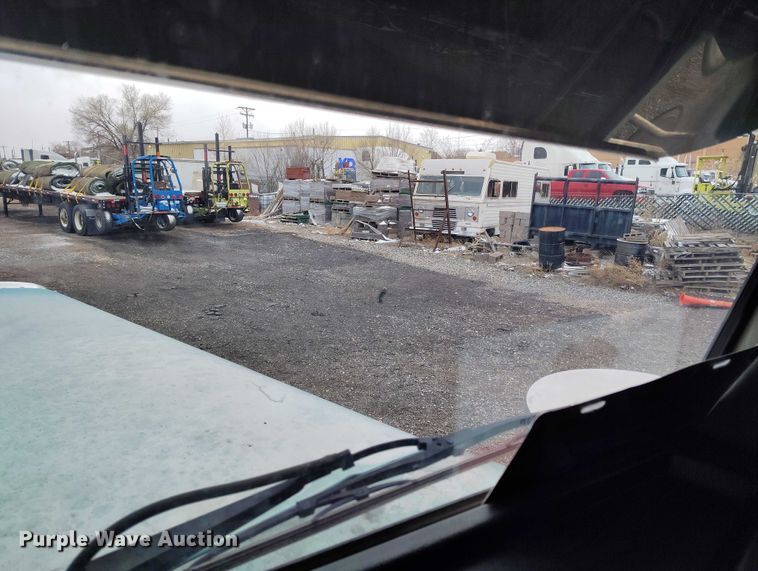 image for item IH9463 2000 Peterbilt 379 semi truck