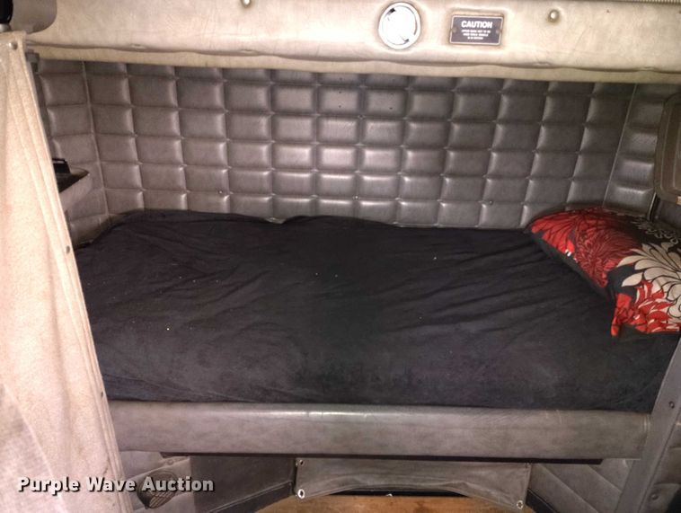 image for item IH9463 2000 Peterbilt 379 semi truck