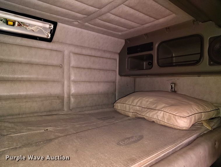 image for item IH9463 2000 Peterbilt 379 semi truck