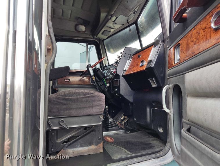 image for item IH9463 2000 Peterbilt 379 semi truck