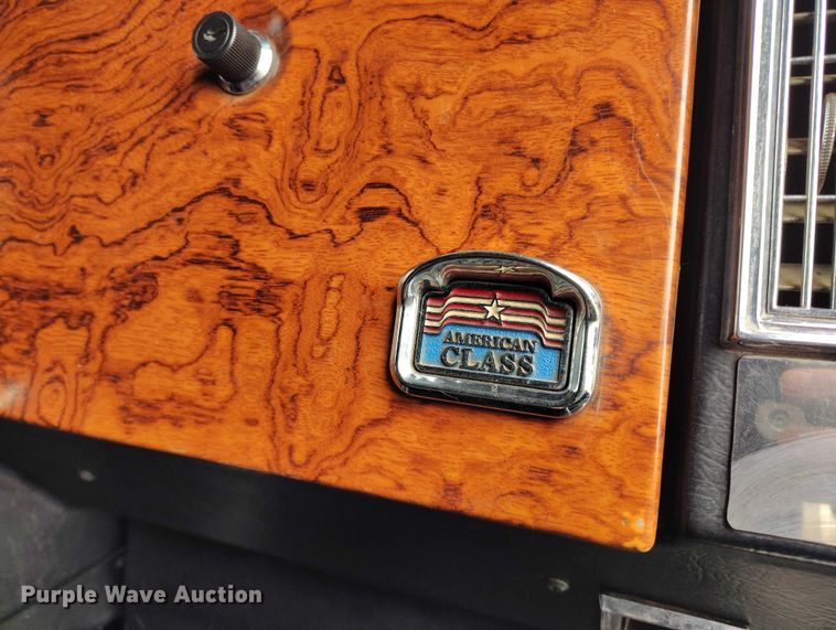 image for item IH9463 2000 Peterbilt 379 semi truck