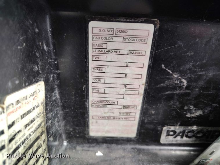 image for item IH9463 2000 Peterbilt 379 semi truck