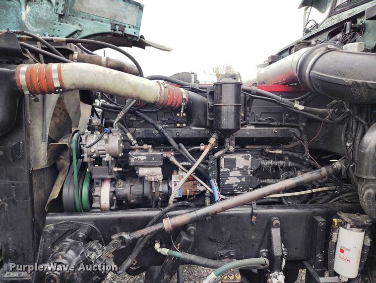 image for item IH9463 2000 Peterbilt 379 semi truck