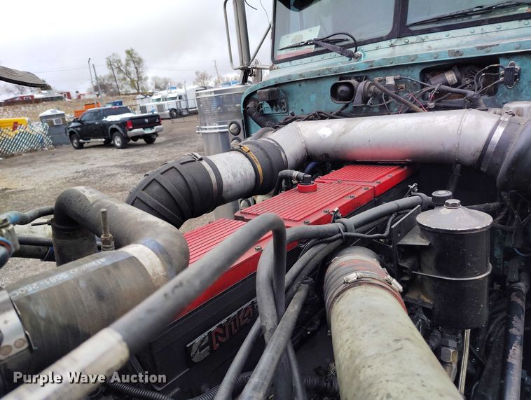 image for item IH9463 2000 Peterbilt 379 semi truck