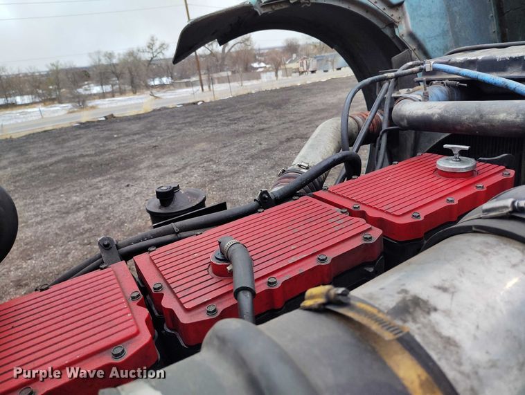 image for item IH9463 2000 Peterbilt 379 semi truck