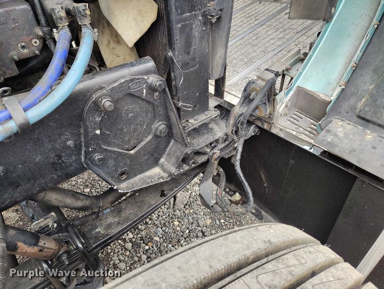 image for item IH9463 2000 Peterbilt 379 semi truck