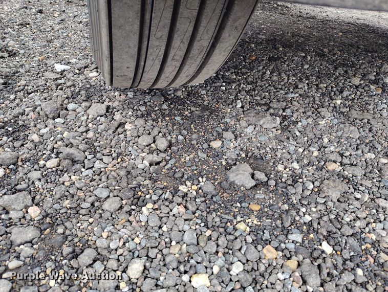 image for item IH9463 2000 Peterbilt 379 semi truck