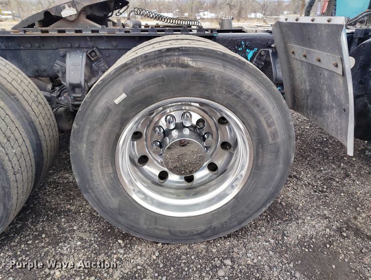 image for item IH9463 2000 Peterbilt 379 semi truck