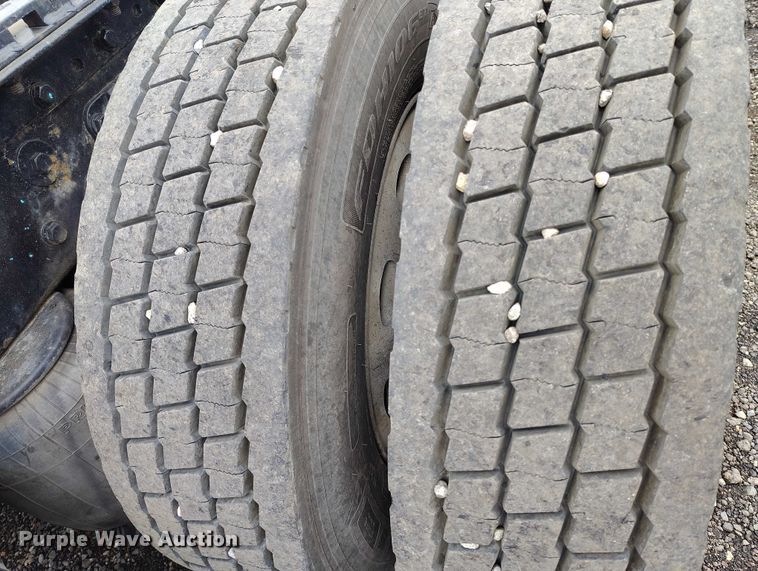 image for item IH9463 2000 Peterbilt 379 semi truck