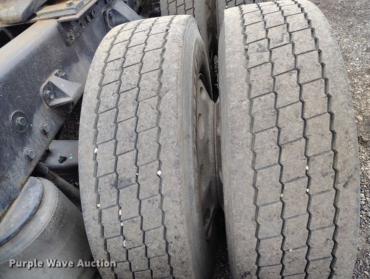 image for item IH9463 2000 Peterbilt 379 semi truck