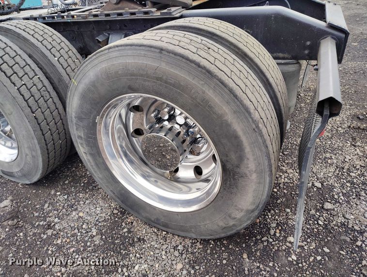 image for item IH9463 2000 Peterbilt 379 semi truck