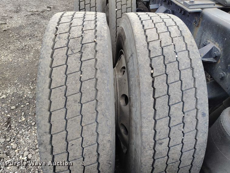 image for item IH9463 2000 Peterbilt 379 semi truck