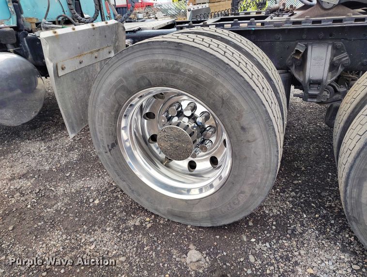 image for item IH9463 2000 Peterbilt 379 semi truck