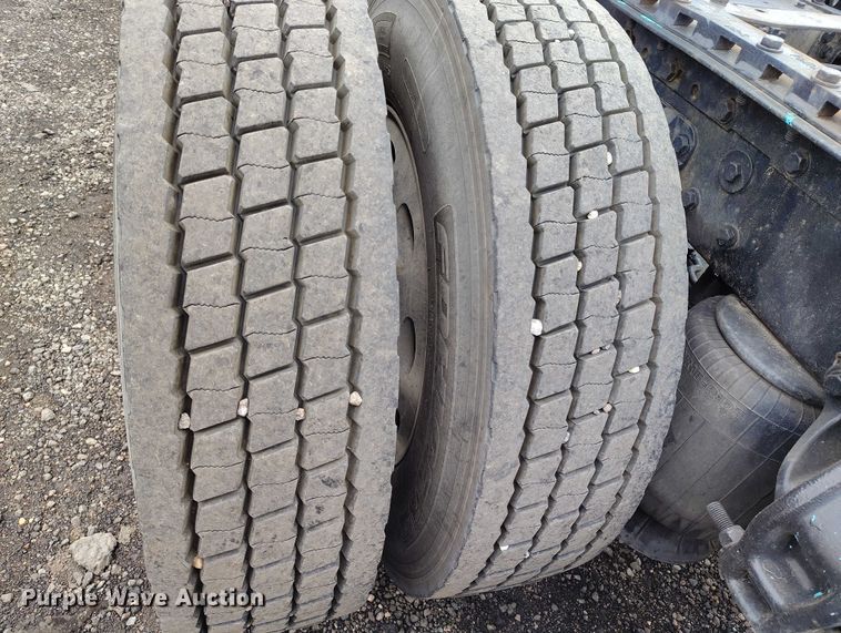 image for item IH9463 2000 Peterbilt 379 semi truck