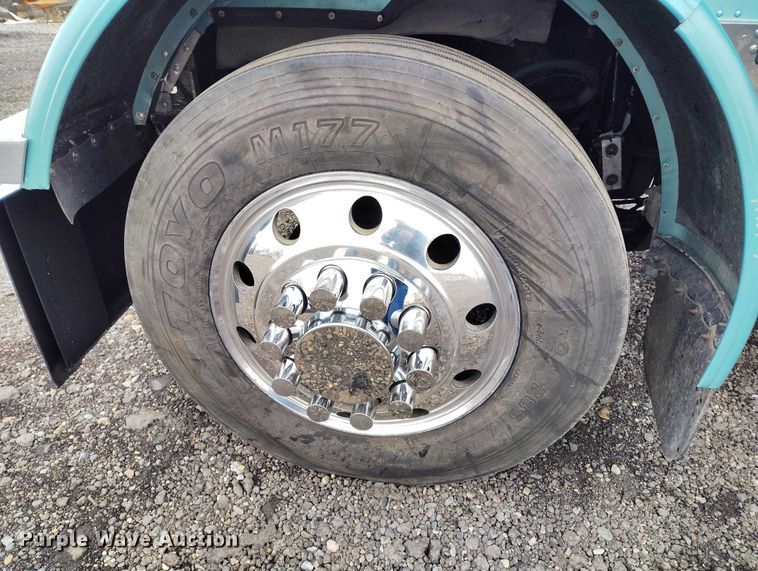 image for item IH9463 2000 Peterbilt 379 semi truck