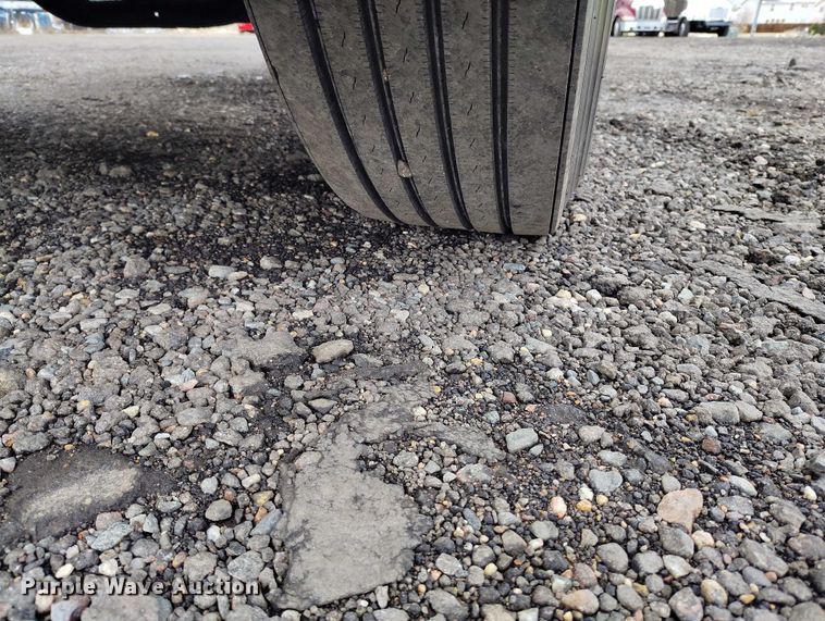 image for item IH9463 2000 Peterbilt 379 semi truck