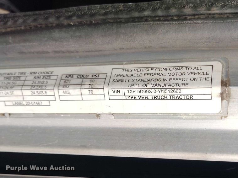 image for item IH9463 2000 Peterbilt 379 semi truck