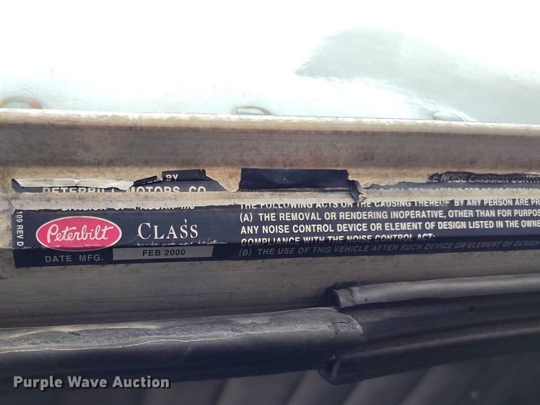 image for item IH9463 2000 Peterbilt 379 semi truck