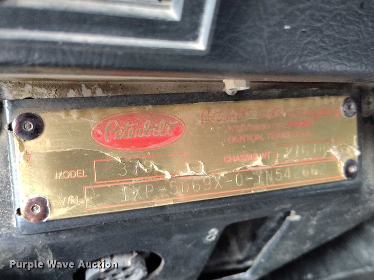 image for item IH9463 2000 Peterbilt 379 semi truck