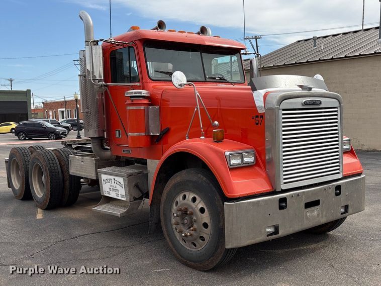 image for item NK9051 2007 Freightliner Classic semi truck