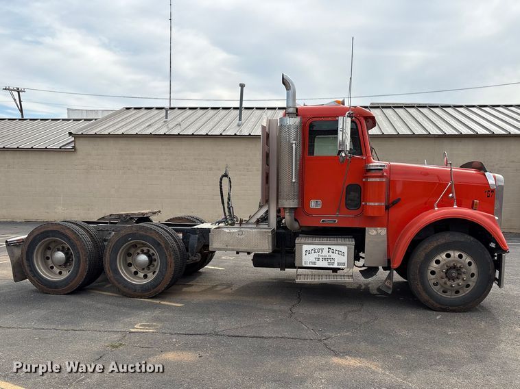 image for item NK9051 2007 Freightliner Classic semi truck