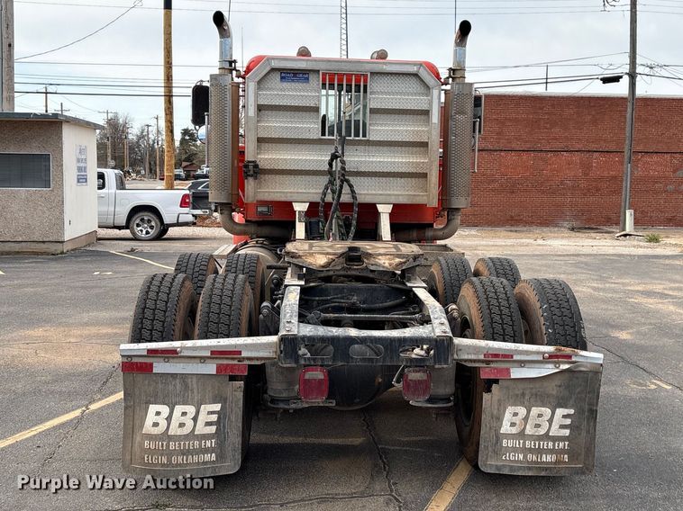 image for item NK9051 2007 Freightliner Classic semi truck