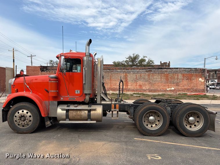 image for item NK9051 2007 Freightliner Classic semi truck