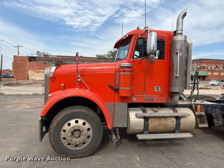 image for item NK9051 2007 Freightliner Classic semi truck