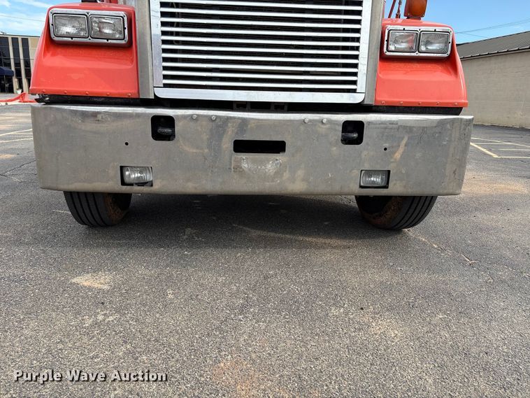 image for item NK9051 2007 Freightliner Classic semi truck