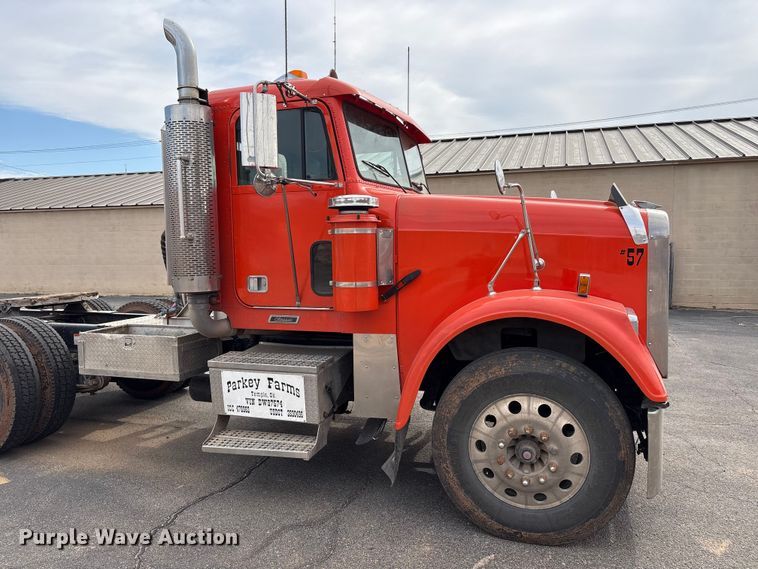 image for item NK9051 2007 Freightliner Classic semi truck