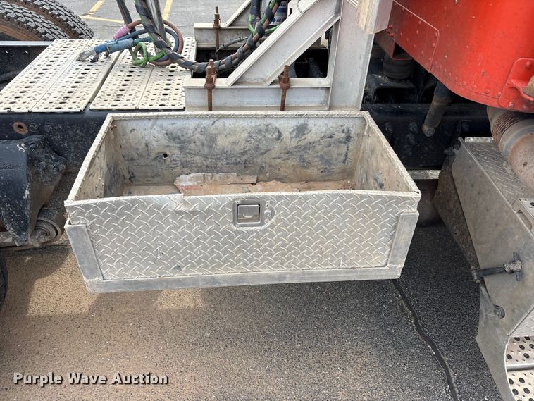 image for item NK9051 2007 Freightliner Classic semi truck