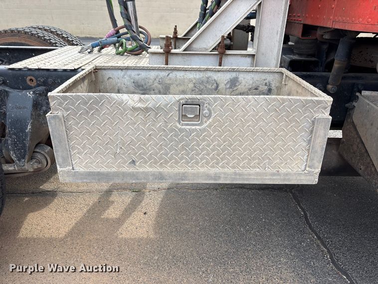 image for item NK9051 2007 Freightliner Classic semi truck