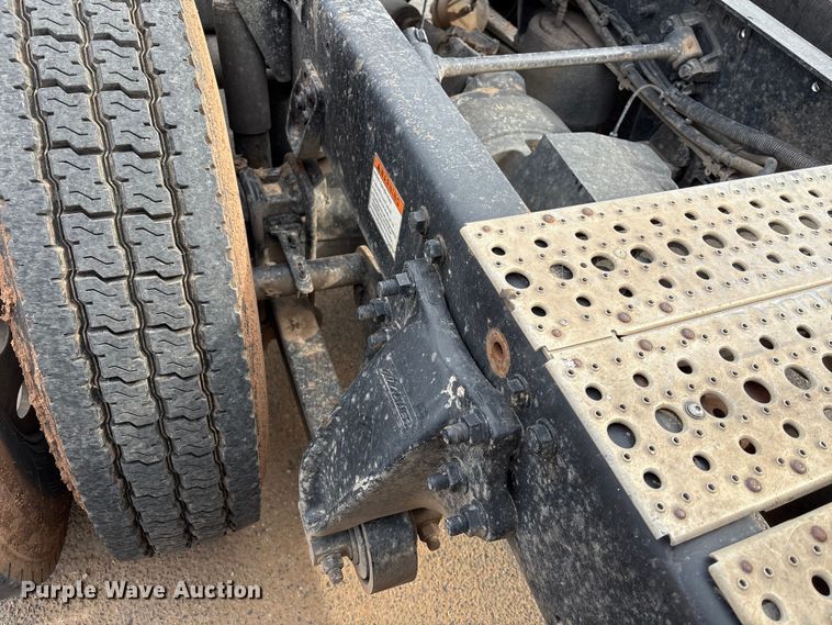 image for item NK9051 2007 Freightliner Classic semi truck