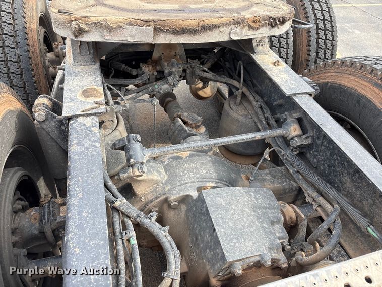 image for item NK9051 2007 Freightliner Classic semi truck