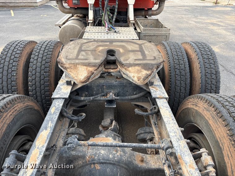 image for item NK9051 2007 Freightliner Classic semi truck