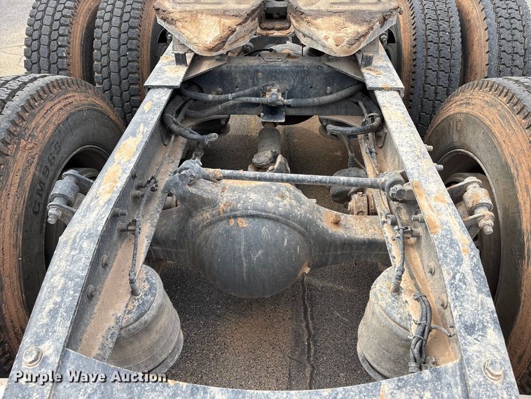 image for item NK9051 2007 Freightliner Classic semi truck