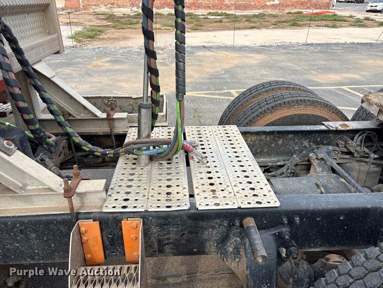 image for item NK9051 2007 Freightliner Classic semi truck