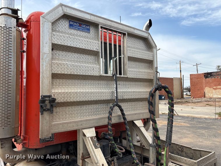 image for item NK9051 2007 Freightliner Classic semi truck