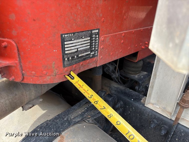 image for item NK9051 2007 Freightliner Classic semi truck