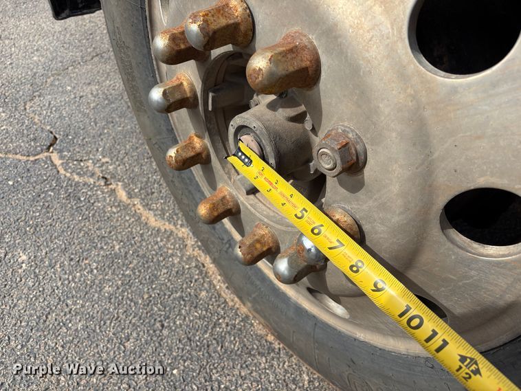 image for item NK9051 2007 Freightliner Classic semi truck