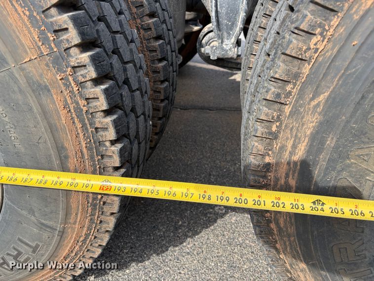 image for item NK9051 2007 Freightliner Classic semi truck