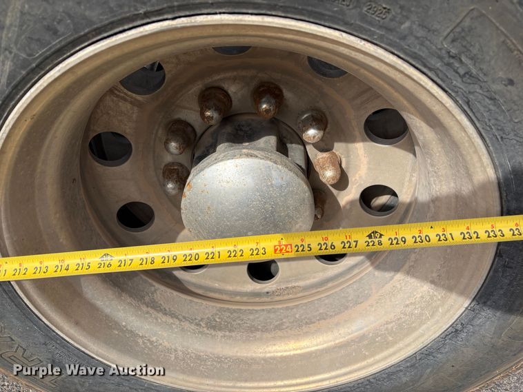 image for item NK9051 2007 Freightliner Classic semi truck