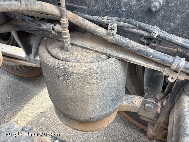 image for item NK9051 2007 Freightliner Classic semi truck