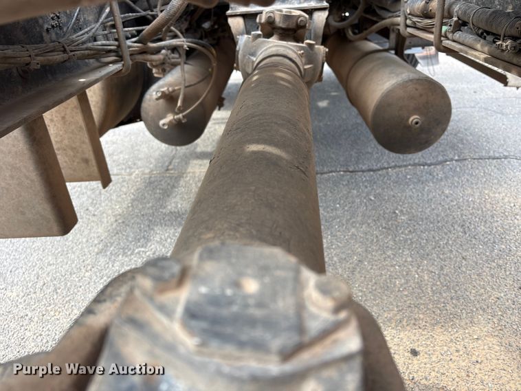 image for item NK9051 2007 Freightliner Classic semi truck