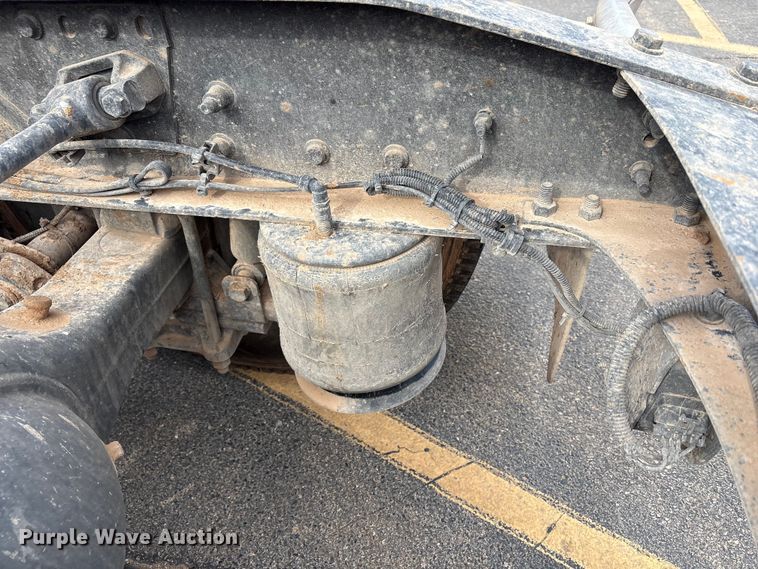 image for item NK9051 2007 Freightliner Classic semi truck