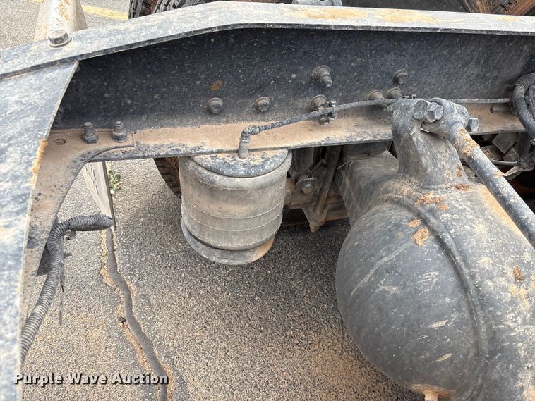 image for item NK9051 2007 Freightliner Classic semi truck