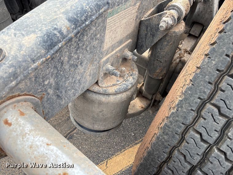 image for item NK9051 2007 Freightliner Classic semi truck